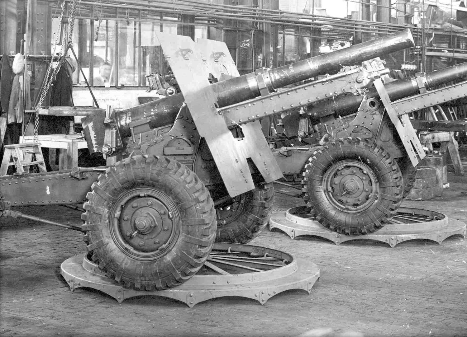 Assembling 25 Pounder Field Artillery pieces, at the Baker Perkins factory during the Second World War.
