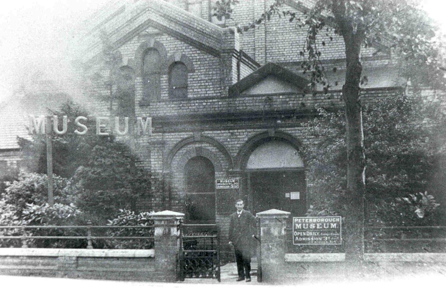 PETMG:P32a. Peterborough Museum on Park Road. c.1920.